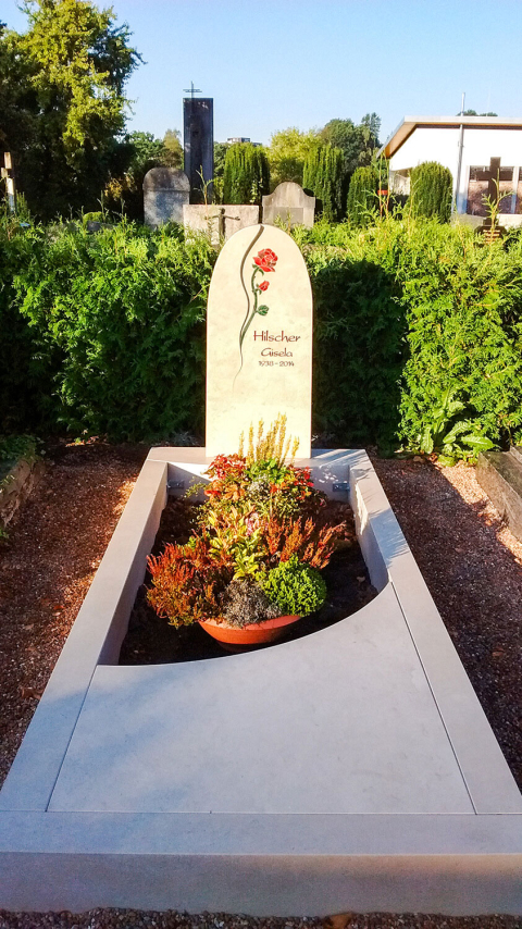 Schlichter Einzelgrabstein mit Blumenornament