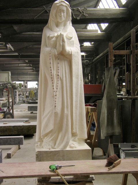 Eine halbfertige Madonnenstatue steht in der Bildhauerwerkstatt.