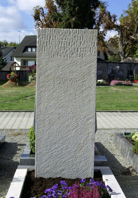 Schlichter hoher Grabstein von Bernhard Stein- und Metallkunst