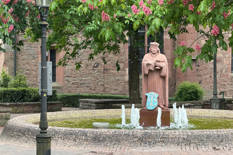 Brunnenfigur aus Sandstein vor der Buchener Stadtkirche