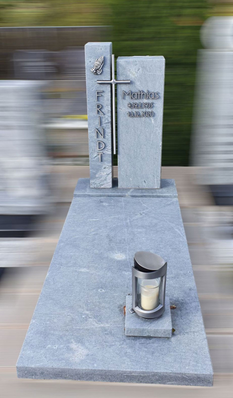 Zweigeteilter Urnengrabstein mit Metallkreuz