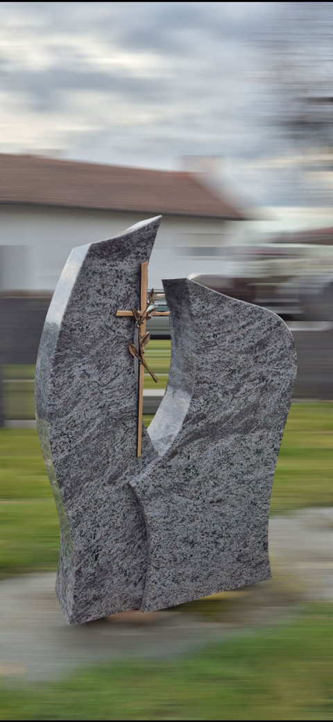 Großer Einzelgrabstein aus zwei Steinen mit Metallkreuz