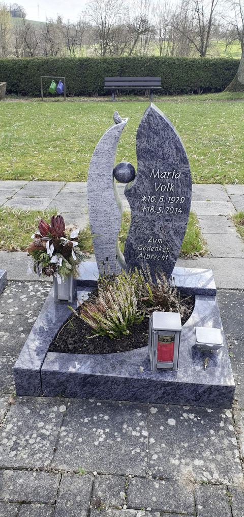 Zweiteiliger Grabstein mit Kugelelement