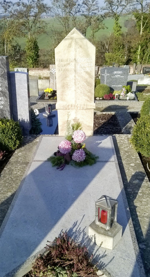 Einzelgrabstein auf dem Friedhof