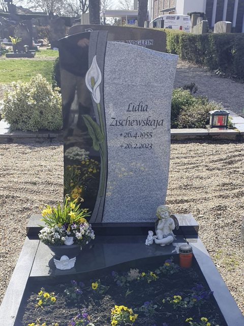 Grabstein von Bernhard Stein- und Metallkunst mit Lilien und verschiedenen Steinen