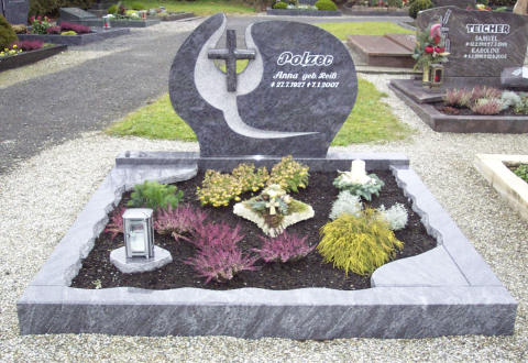 Grabsteine für Doppelgräber auf dem Friedhof