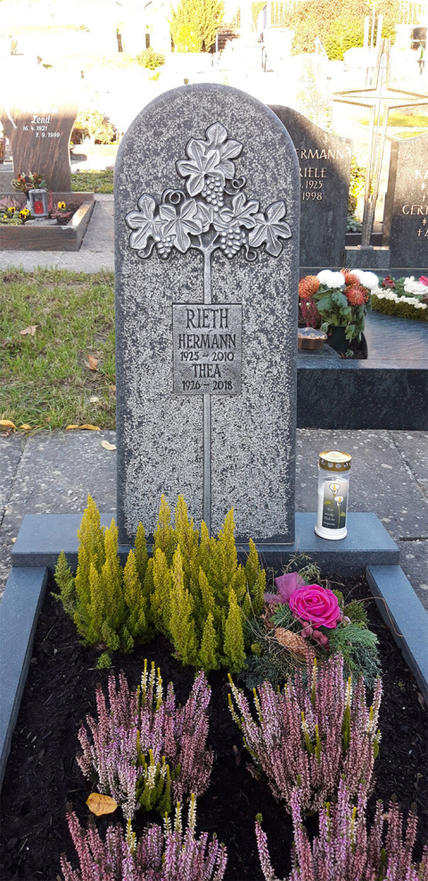Dekorierter Grabstein mit Metallkunst auf dem Friedhof