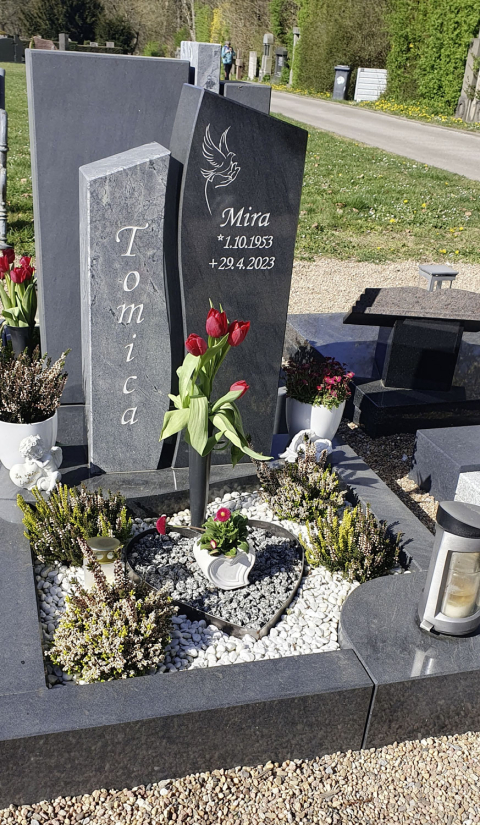 Zwei Grabsteine in unterschiedlichen Farbtönen