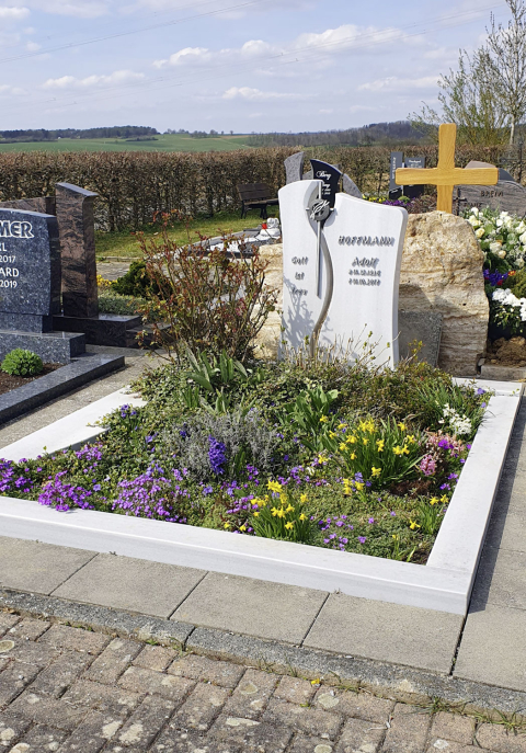 Doppelstein Grabstein auf dem Friedhof