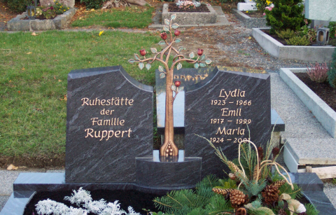 Grabstein mit zwei Hälften mit einer Baumstatue in der Mitte