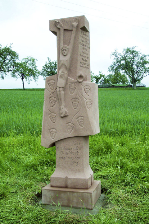 Eine Christusstatue aufgestellt im Freien.