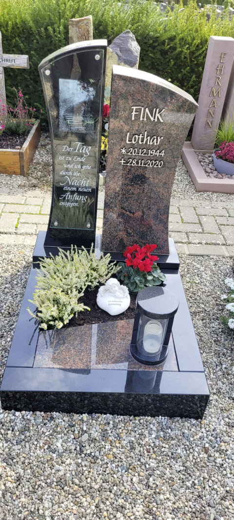 Zwei Grabsteine mit Spruch und Namen beschriftet