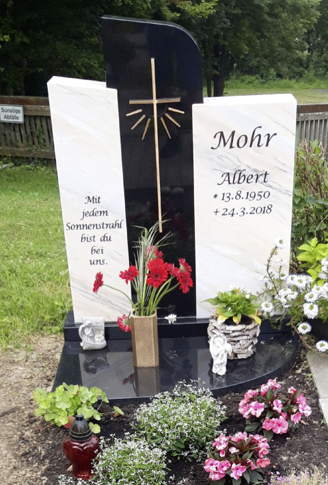 Dreigeteilter Grabstein in verschiedenen Farben mit Platz für Sprüche, Dekorationen und Namen