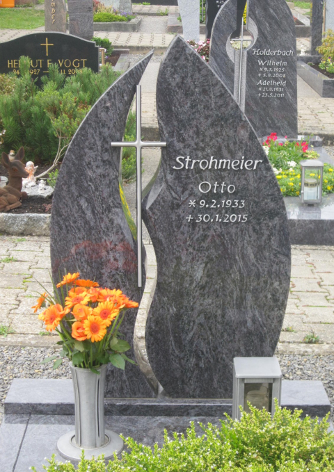Zweigeteilter Grabstein mit Wellenspalt und Metallkreuz