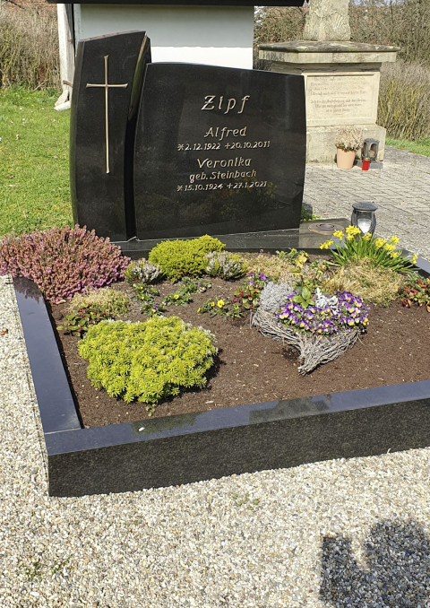 Doppelstein aus zwei Steinelementen von Bernhard Stein- und Metallkunst