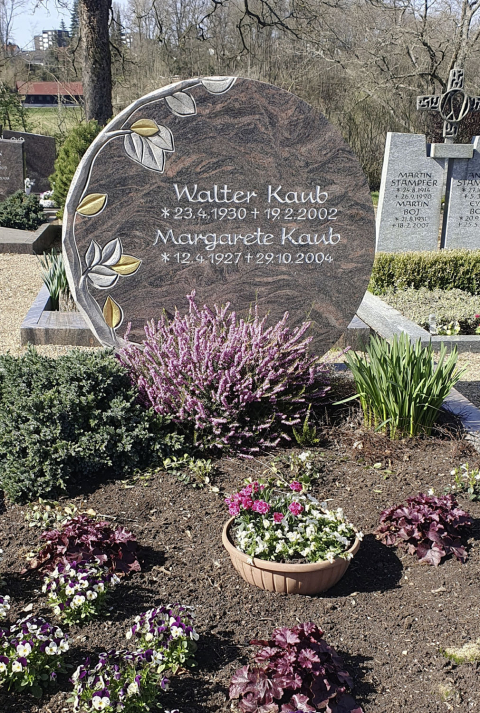 Runder Grabstein mit eingeritzten Blumen