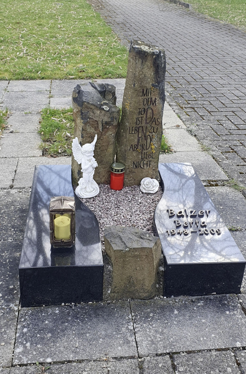 Grabsteine aus Naturstein für Urnengräber von Bernhard Stein-und Metallkunst