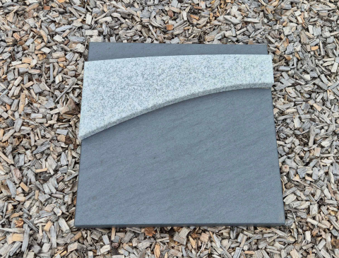 Liegestein aus zwei Steinen von Bernhard Stein- und Metallkunst