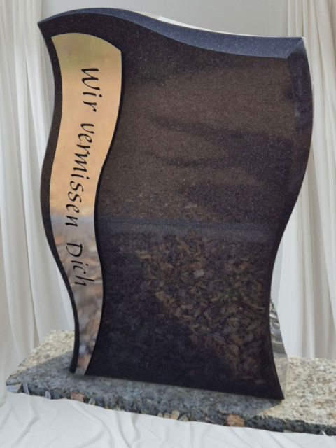 Geschwungener Urnengrabstein mit Metalldekoration