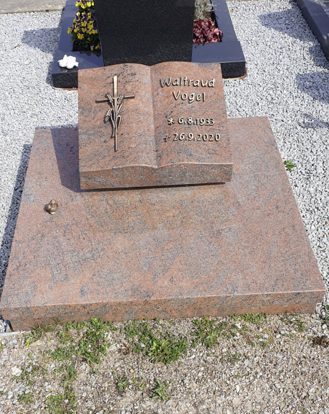 Buch-Liegestein mit Inschrift und Metallkreuz