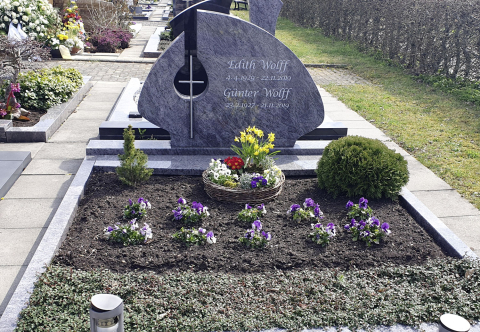 Großer Grabstein an einem Doppelgrab