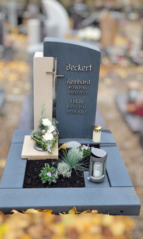 Zweiteiliger Grabstein mit Metallkreuz