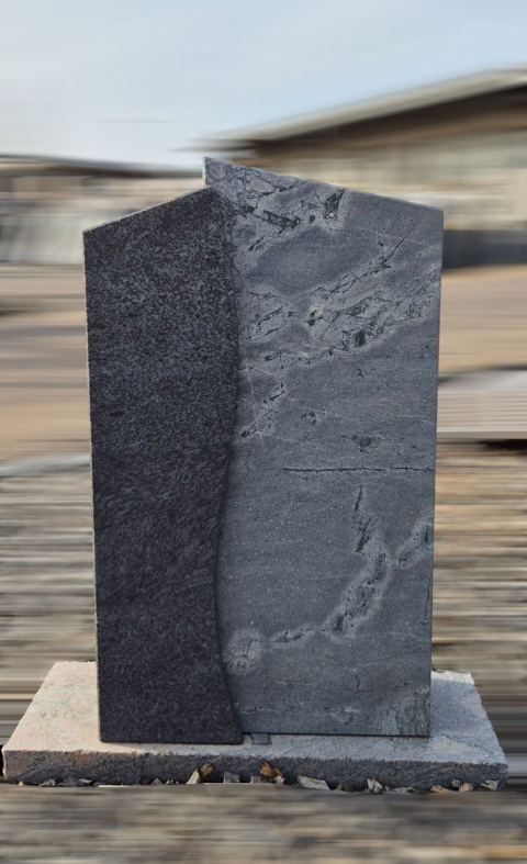 Zweiteiliger Grabstein mit einem helleren und einem dunkleren Teil