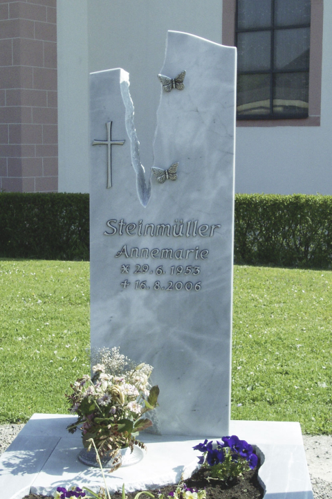 Grabstein mit Schlitz und Metall-Schmetterlingen von Bernhard Stein- und Metallkunst