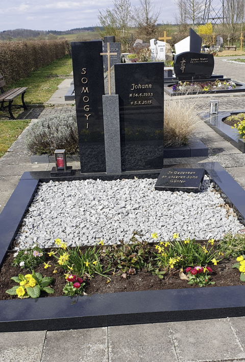 Grabstein aus verschiedenen Steinelementen von Bernhard Stein- und Metallkunst