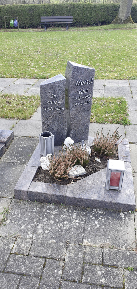 Grabsteine für ihr Urnengrab von Bernhard Stein- und Metallkunst