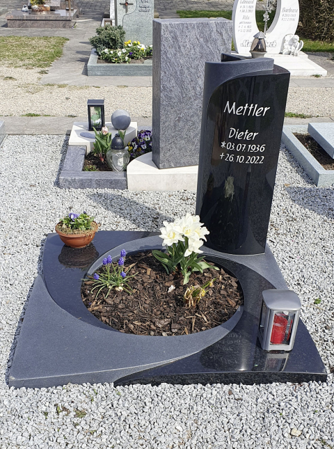 Grabsteine und Grababdeckungen von Bernhard Stein-und Metallkunst