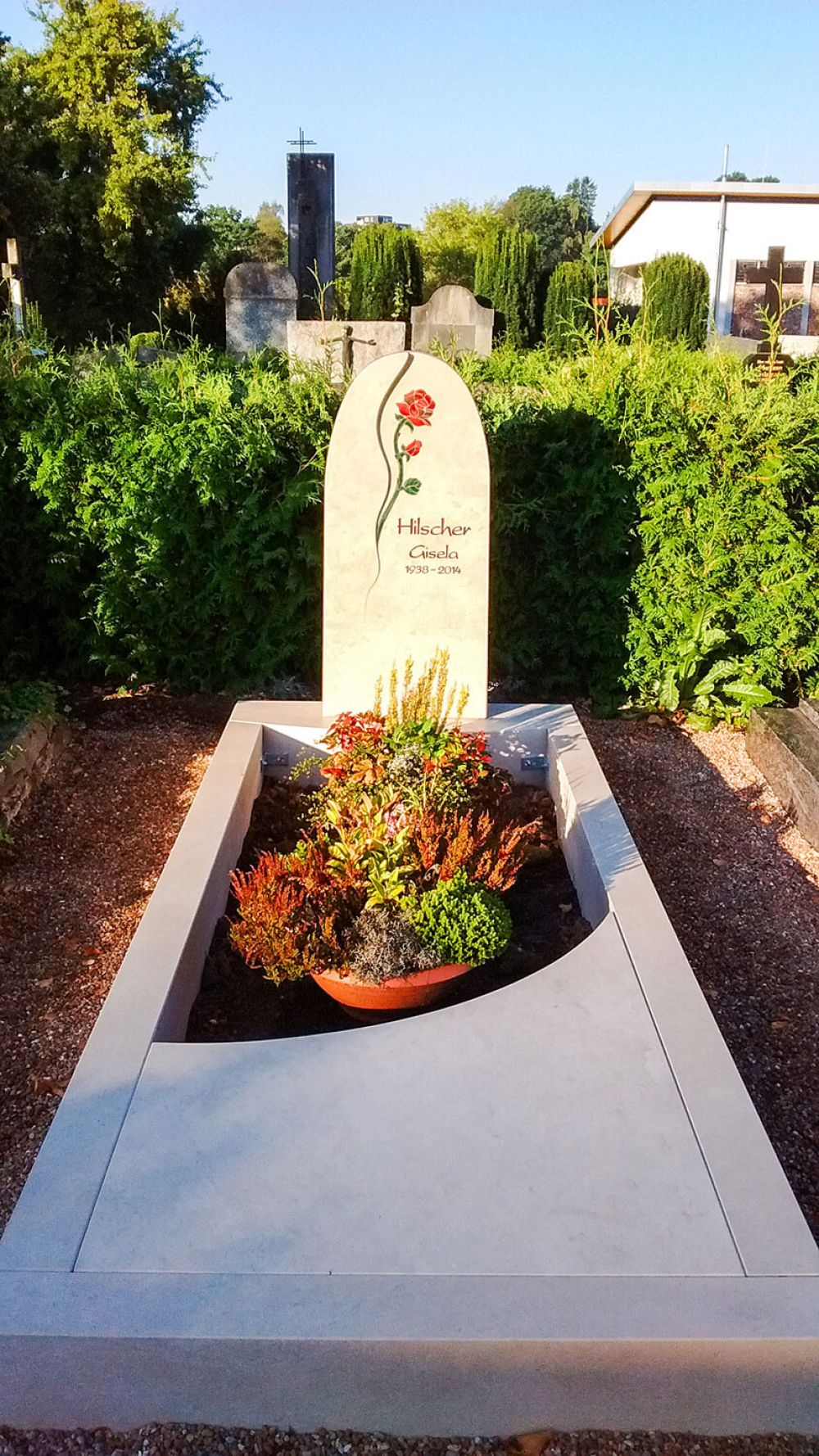 Schlichter Einzelgrabstein mit Blumenornament