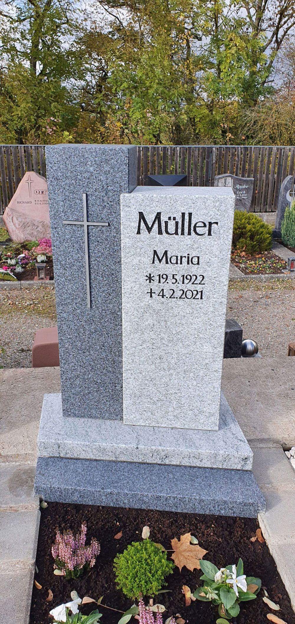 Zweiteiliger Grabstein mit Treppenartiger Grababdeckung