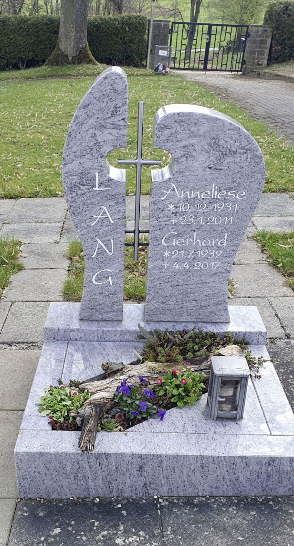 Urnengrabsteine von Bernhard Stein- und Metallkunst