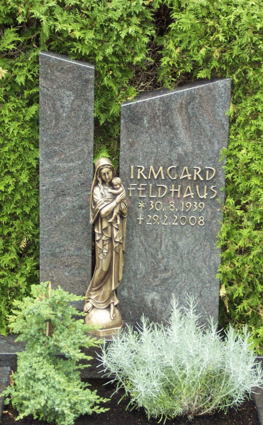 Einzelstein mit großer Metallfigur