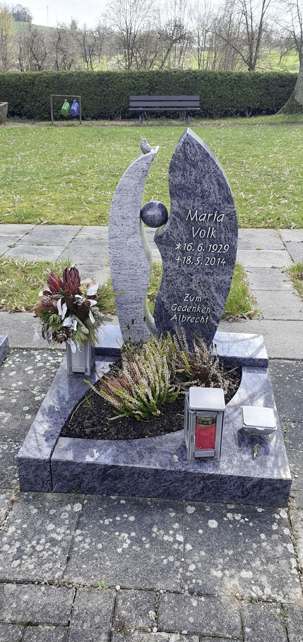 Zweiteiliger Grabstein mit Kugelelement