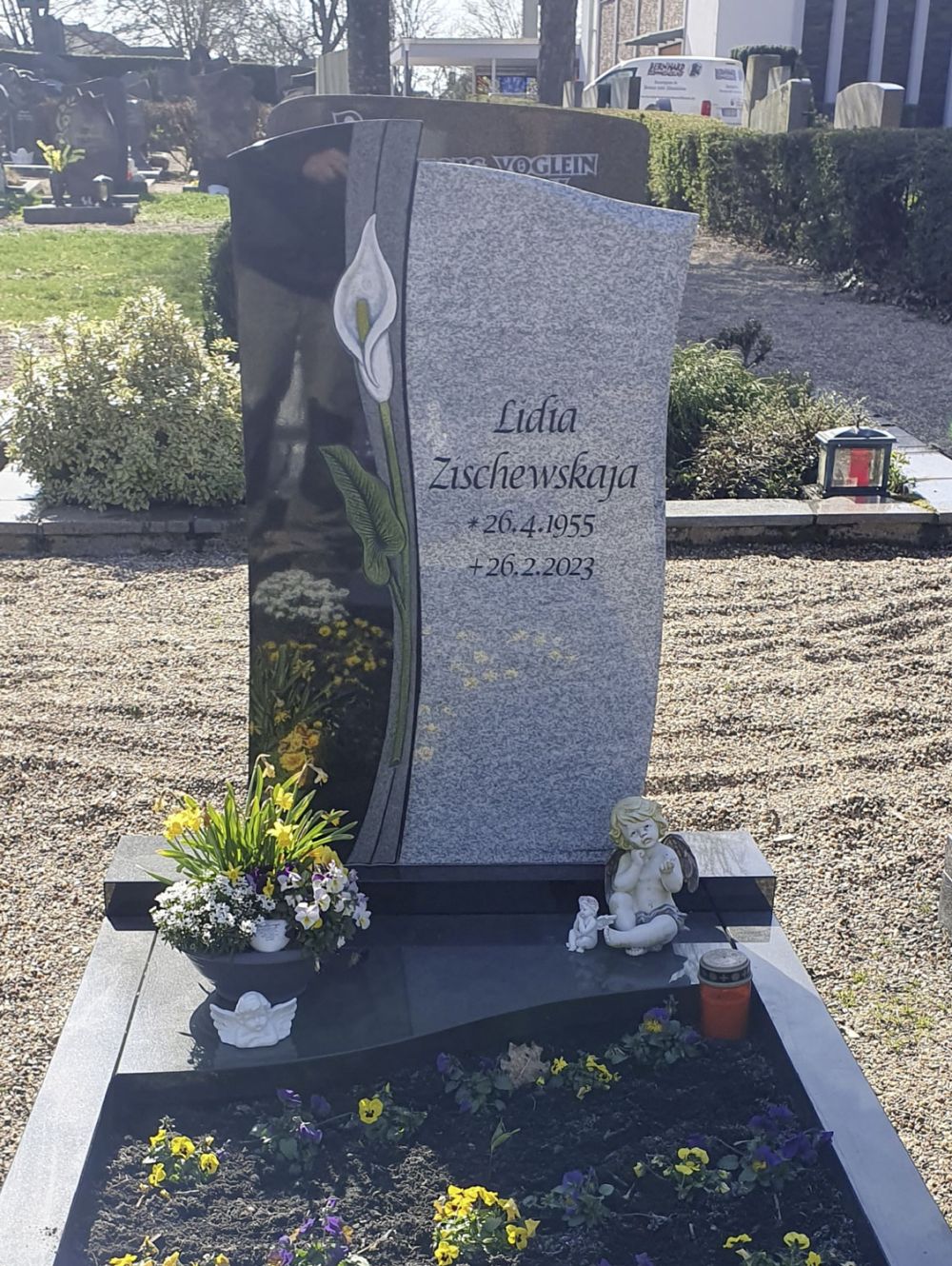 Grabstein von Bernhard Stein- und Metallkunst mit Lilien und verschiedenen Steinen