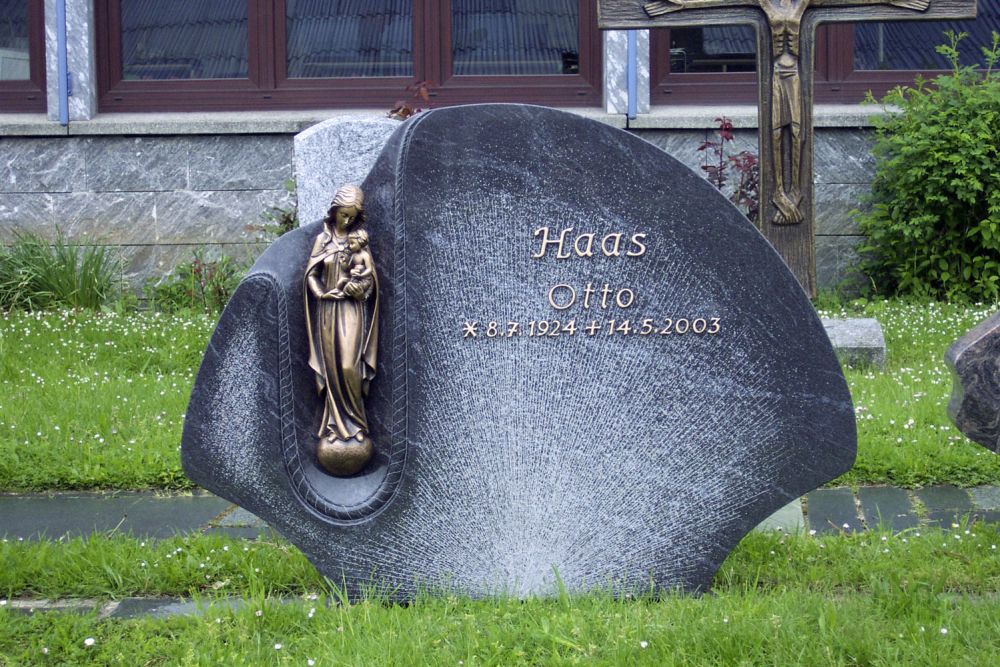 Grabsteine auch mit Platz für große Metallfiguren