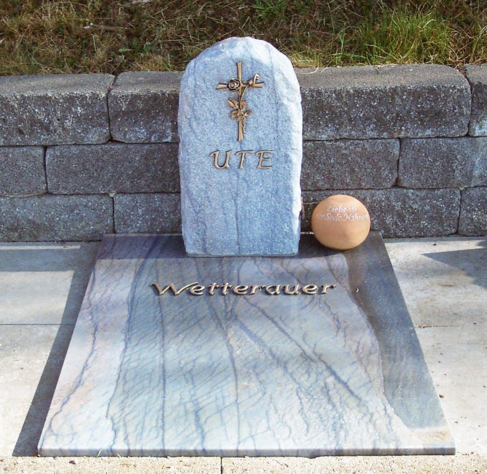 Naturstein-Grabstein mit Metallkreuz