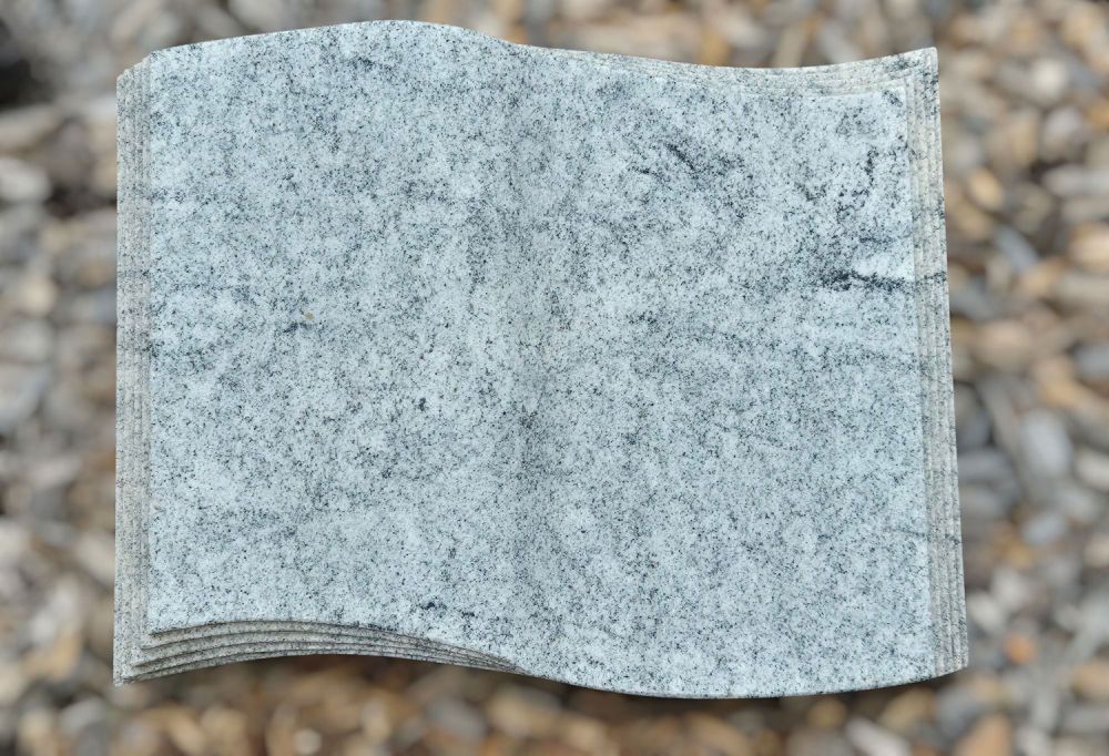 Buch-Liegestein von Bernhard Stein- und Metallkunst