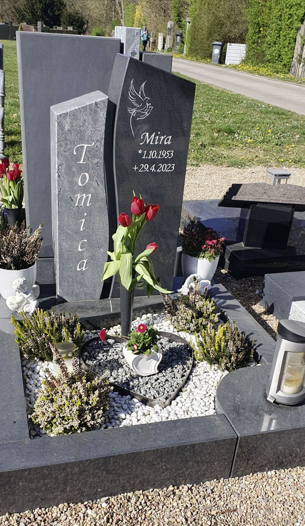 Zwei Grabsteine in unterschiedlichen Farbtönen