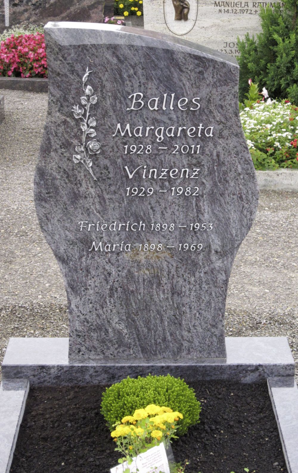 Einfacher Grabstein mit Metalldekoration von Bernhard Stein- und Metallkunst