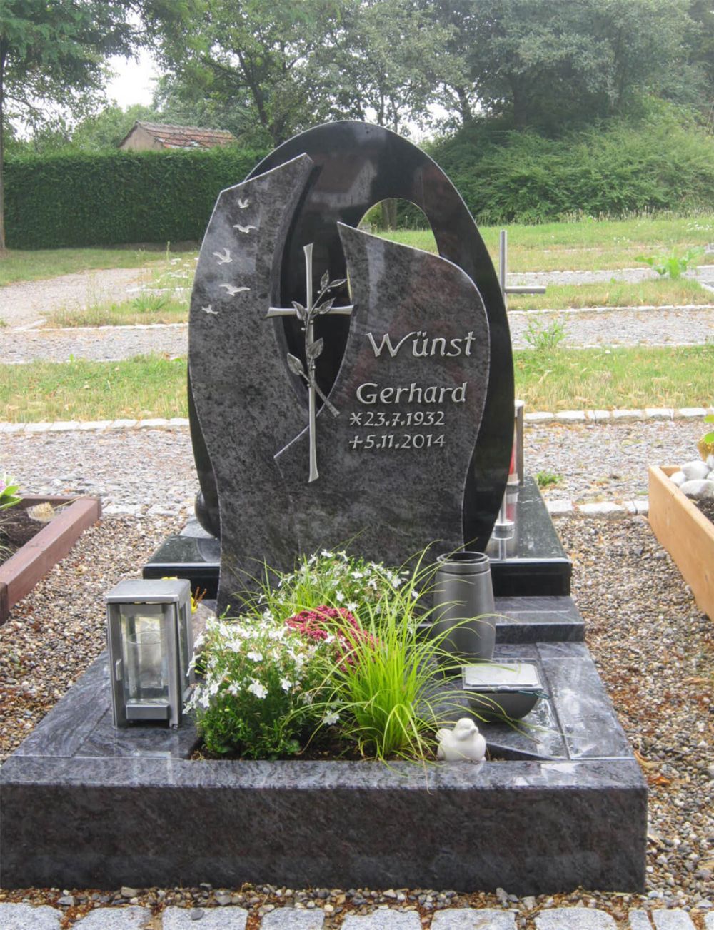 Grabstein in Sonderform mit Metallkreuz