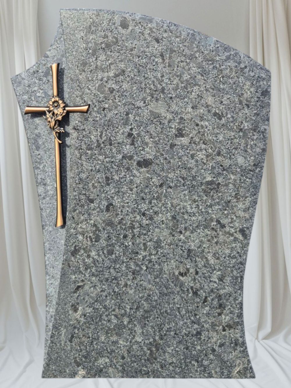 Urnengrabstein mit dekorativem Kreuz