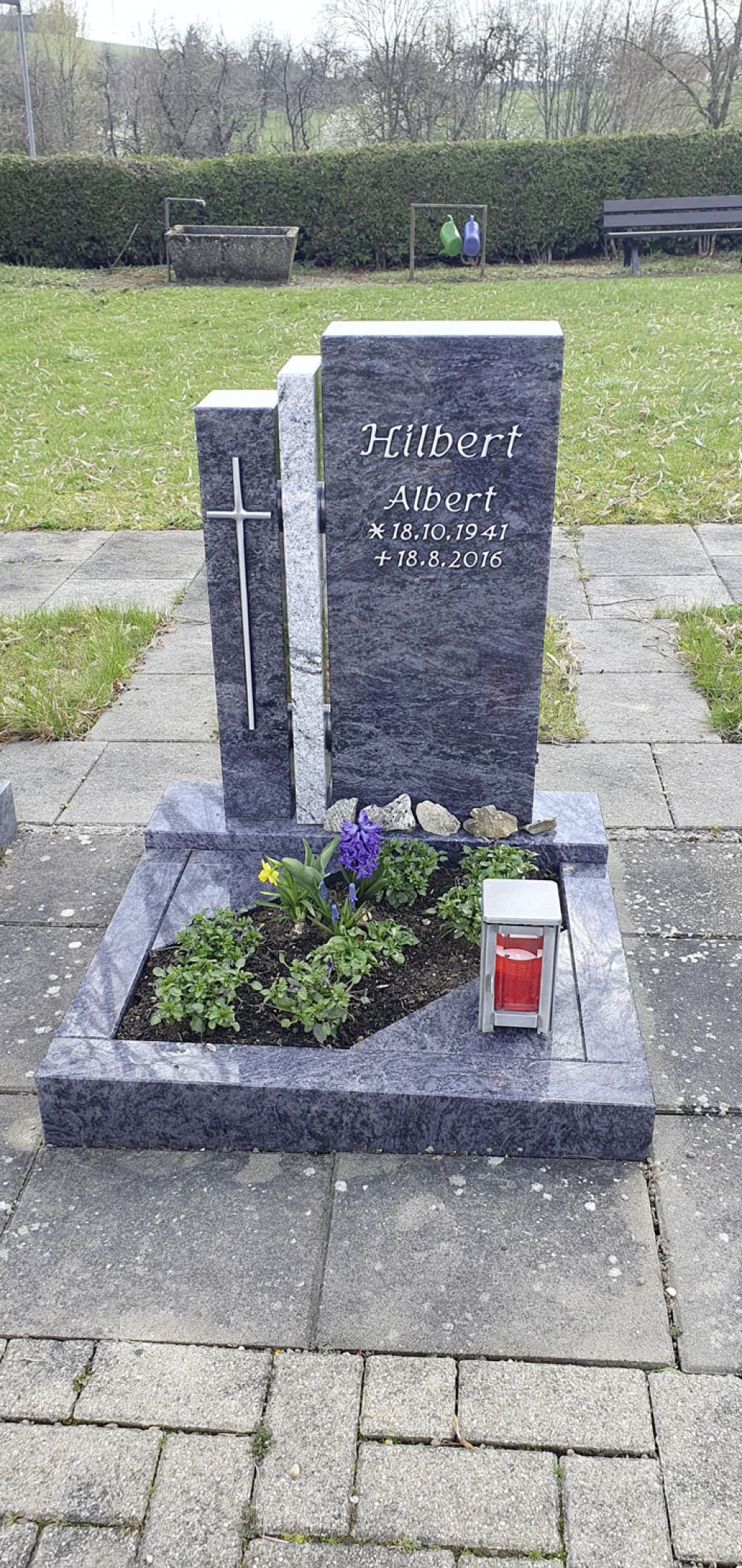Dreiteiliger Grabstein für Urnengräber