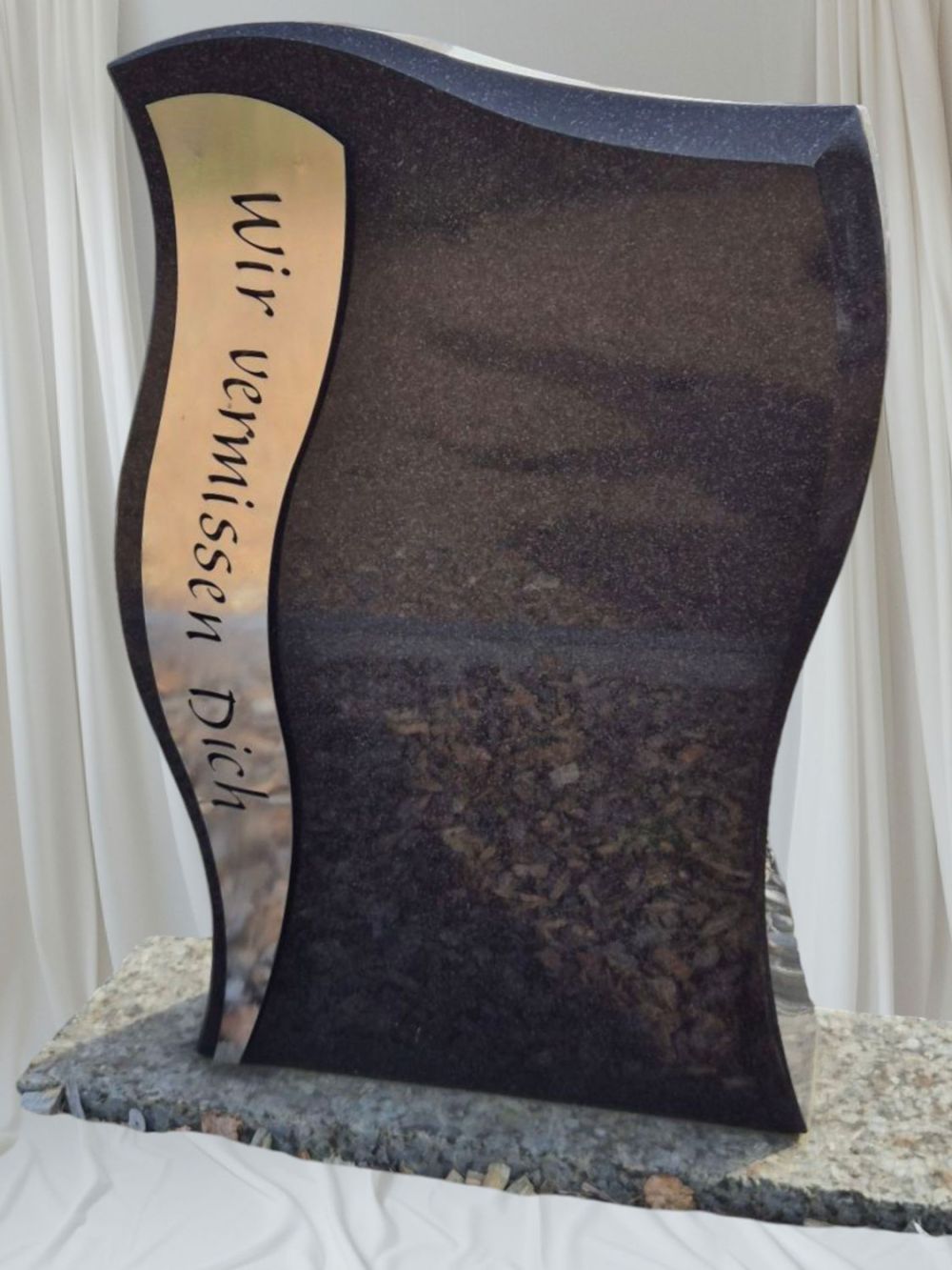 Geschwungener Urnengrabstein mit Metalldekoration