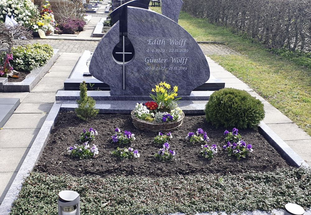 Großer Grabstein an einem Doppelgrab