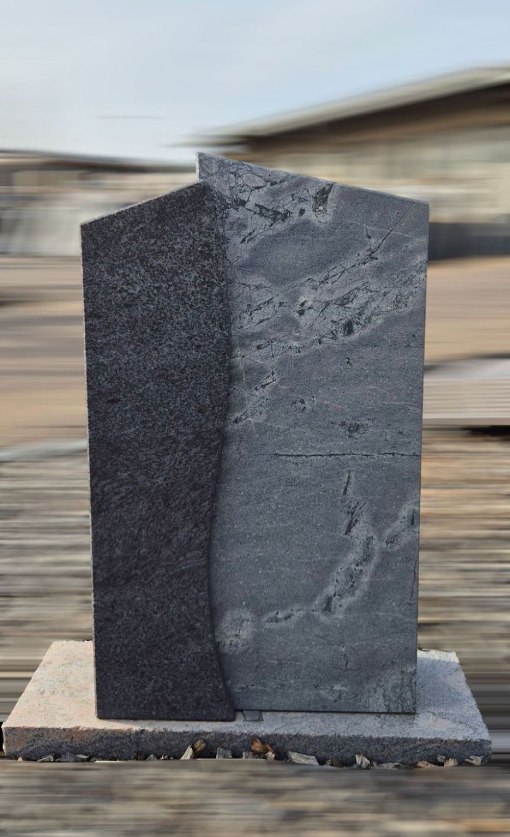 Zweiteiliger Grabstein mit einem helleren und einem dunkleren Teil